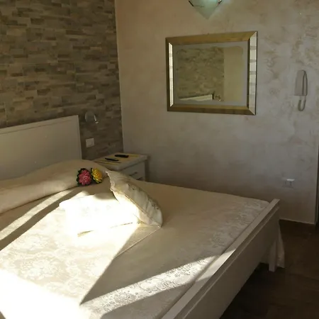 La Perla Del Tirreno לינה וארוחת בוקר 4*